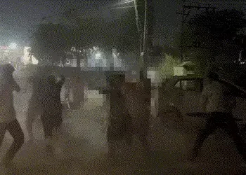 સુરક્ષિત અમદાવાદની પોલ ખોલતાં દ્રશ્યો, સરાજાહેર મહિલા-પુરુષ પર લાકડી લઈને તૂટી પડ્યા ચાર શખ્સો | Ahm…