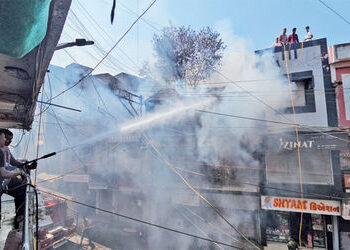 નડિયાદના અમદાવાદી બજારમાં ધૂળેટીના પર્વે હાર્ડવેરની દુકાનમાં આગ ભભૂકી ઉઠી | Fire breaks out in hardw…