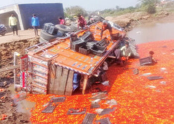 રૂણ-દેવા વાંટા રોડ ઉપર ટામેટા ભરેલી ટ્રક ઊંડા કાંસમાં ખાબકી, મજૂરોનો બચાવ | Truck loaded with tomato…