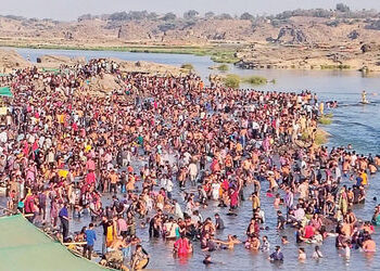 ગલતેશ્વર ખાતેની મહીસાગર અને ગળતી નદીના પટમાં ભક્તોનું કીડીયારું ઉભરાયું | A swarm of devotees emerge…