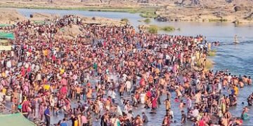 ગલતેશ્વર ખાતેની મહીસાગર અને ગળતી નદીના પટમાં ભક્તોનું કીડીયારું ઉભરાયું | A swarm of devotees emerge…