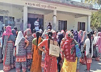 સાડામાં આંગણવાડી બહેનો ઓનલાઇન કામગીરીના વિરોધમાં હડતાળ પર ઉતરી | Anganwadi sisters in Sade go on str…