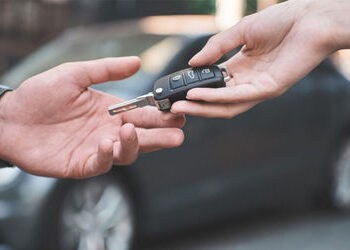 ભાડે લઈ કાર લઈને ફરાર : વડોદરાના યુવક સાથે વિશ્વાસઘાત | vadodara youth cheated by renting car