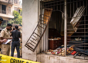 અમદાવાદમાં ચોરોનો આંતક: રાણીપમાં ધોળા દિવસે બારીની ગ્રીલ તોડીને તસ્કરો લાખોના દાગીના લઈને ફરાર | Ahm…