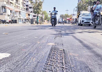 સુરન્દ્વનગરમાં 3.50 કરોડના ખર્ચે બનાવેલો ડામર રોડ પીગળ્યો | Asphalt road built at a cost of Rs 3 50 …