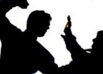 ધો.૮ની વિદ્યાર્થિનીની હેરાનગતિનો આરોપ, વાલીઓ વચ્ચે મારામારી | clash between parents outside royal sc…