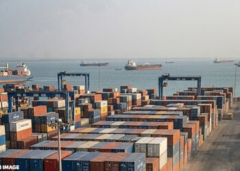 યુદ્ધની વ્યાપક અસર, કંડલા પોર્ટ પર નિકાસ માટેના 1500 કન્ટેનર અટવાયાં, વેપારીઓ મુશ્કેલીમાં | kandla p…