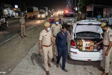 જામનગરના કિશન ચોક વિસ્તારમાં ઈંગ્લીશ દારૂની હેરાફેરી કરી રહેલો એક શખ્સ પકડાયો | A man was caught for…