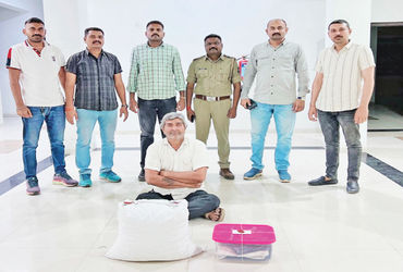 ધોળકાના ચલોડા ગામે ૫.૩૨૦ કિલો પોશડોડા સાથે આધેડ પકડાયો | Middle aged man caught with 5 320 kg of pos…