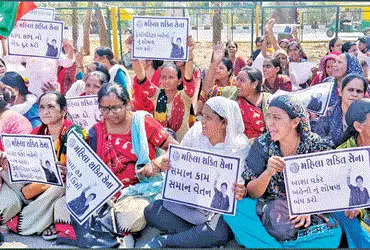 આંતરરાષ્ટ્રીય મહિલા દિવસે જ નારી શક્તિનો અવાજ દબાવાયો | The voice of women’s power was suppressed on…