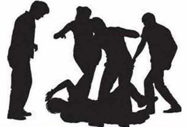 લાઠીના રામપર ગામે GRD જવાન પર ત્રણ શખ્સો દ્વારા જીવલેણ હુમલો | GRD jawan fatally attacked by three m…