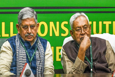 જદયુમાં વિવાદ : નિતિશ કુમાર અને લલ્લનસિંહના સમર્થકો વચ્ચે મારામારી | Controversy in JD U : Fight bre…