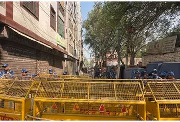 દિલ્હીમાં ધુળેટીએ હત્યા કરનારા આરોપીના ઘર પર બુલડોઝર ફર્યું | Bulldozer hits house of accused in Del…