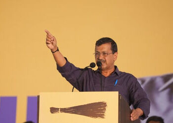 ગાંધીના ગુજરાતમાં દારૂની હોમ ડિલિવરી, ફોન કરોને તરત હાજર… ગાંધીનગરમાં કેજરીવાલના પ્રહાર | Kejriwal…