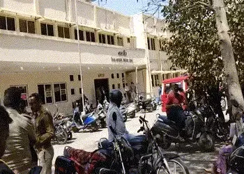 અમદાવાદ: નવરંગપુરામાં ગ્રામ્ય કોર્ટને બોમ્બથી ઉડાવી દેવાની ધમકી, ઈ-મેઇલ મળતાં જ બિલ્ડિંગ ખાલી કરાવાય…