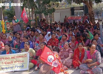 જામનગરમાં આંગણવાડીની બહેનો દ્વારા પગાર વધારા સહિતની 14 માંગણીઓ લાંબા સમયથી પડતર હોવાથી ઉગ્ર વિરોધ પ્…