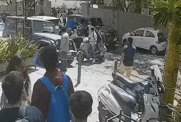 અમદાવાદમાં બુટલગેરનો પૌત્ર ફરી વિવાદમાં: ખાનગી કોલેજ બહાર રિવોલ્વર બતાવીને વિદ્યાર્થીઓને ધમકાવ્યા, ક…