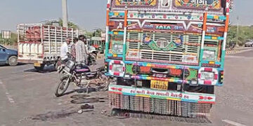 કુડા ચોકડી પાસે ટ્રક ચાલકે બાઈકને અડફેટે લેતા મહિલાને ગંભીર ઇજા | Woman seriously injured after truc…