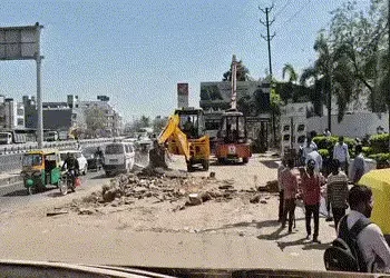 હિંમતનગરના મોતીપુરા સર્વિસ રોડ પરના દબાણો પર પાલિકાનું બુલડોઝર ફરી વળ્યું, 12 મીટર પહોળો રસ્તો ખુલ્લ…