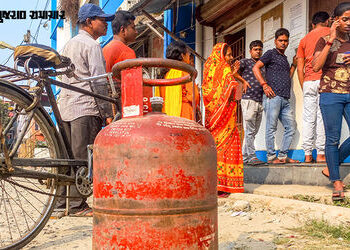 VIDEO | સુરત અને વડોદરામાં કોમર્શિયલ ગેસ સિલિન્ડરની અછત! હોટલ, રેસ્ટોરન્ટ સહિતના ધંધાર્થીઓ ચિંતામાં …