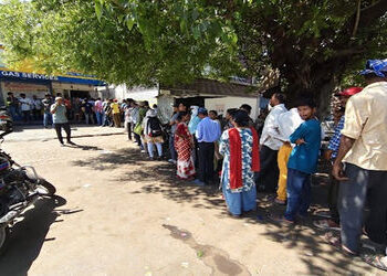 યુદ્ધની ઇફેક્ટ : ગેસ સિલિન્ડરની ડિલિવરી નીતિમાં થયેલા ફેરફારથી ગ્રાહકોની ગેસ એજન્સી ઓફિસે લાંબી કતાર…