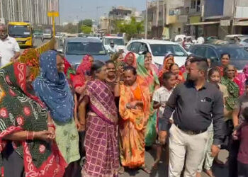 પાઈપ નાંખવા 8 વર્ષથી ડામરકામ નહીં, રસ્તાના પ્રશ્ને મહિલાઓ દ્વારા રસ્તા રોકો | No asphalt work for 8 …