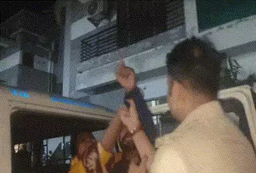 વડોદરા: નશામાં ધૂત પિતા-પુત્રના ઝઘડામાં પોલીસની 112 ટીમ હુમલો, બેની ધરપકડ | Drunk Father Son Clash L…