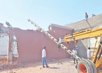 જે.કે. લોટસ પાર્ટી પ્લોટનું અનઅધિકૃત બાંધકામ તોડી પડાયું અને પ્રતિભા એકેડેમી સીલ કરાઈ | Unauthorized…