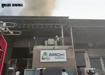 અમદાવાદ: મોરૈયા GIDCની કંપનીમાં લાગી ભીષણ આગ, ફાયરની 8 ગાડી ઘટનાસ્થળે | Massive Fire Breaks Out at P…