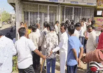 અમરેલી: સાવરકુંડલામાં ગેસ સિલિન્ડરના રજિસ્ટ્રેશન માટે લોકોની લાંબી લાઈનો, ઓનલાઈન બુકિંગ ઠપ્પ! | Long…