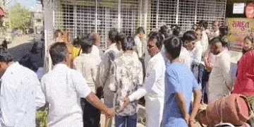 અમરેલી: સાવરકુંડલામાં ગેસ સિલિન્ડરના રજિસ્ટ્રેશન માટે લોકોની લાંબી લાઈનો, ઓનલાઈન બુકિંગ ઠપ્પ! | Long…