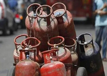 યુદ્ધ ઇફેક્ટ : વડોદરામાં ગેસ સિલિન્ડર મેળવવા દોડધામ, કંટ્રોલરૂમ શરૂ થતા ફરિયાદોની ભરમાર | War effect…