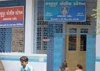 ધનાસુથારની પોળમાં સ્થાનિક લોકોએ કંટાળીને દારૂ પીતા લોકોને પકડયા | local resident has raided on liqui…