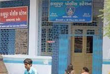 ધનાસુથારની પોળમાં સ્થાનિક લોકોએ કંટાળીને દારૂ પીતા લોકોને પકડયા | local resident has raided on liqui…