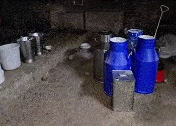 અમરેલી: ખાંભાના ઇંગોરાળામાં નકલી દૂધ બનાવવાનું કૌભાંડ ઝડપાયું, મોટા પ્રમાણમાં વનસ્પતિ તેલ મળ્યું | F…