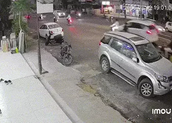 વડોદરાના છાણી વિસ્તારમાં પૂરપાટ ઝડપે આવતી કારે બાઈક સવારને હવામાં ફંગોળ્યો, ઘટનાના CCTV વાઈરલ | Vado…