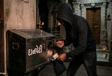 લાલપુરના મેઘપર ગામમાં એક ધાર્મિક સ્થળને નિશાન બનાવતા તસ્કરો: રૂપિયા 12,000ના પરચુરણ સાથેની દાનપેટી ચ…