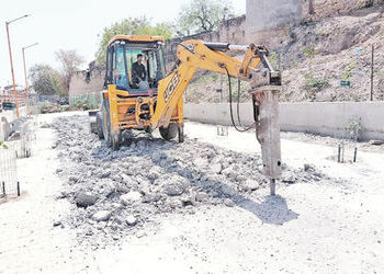 પાટડી રિવરફ્રન્ટ પર લાખોના ખર્ચે બનેલો તકલાદી સીસી રોડ તોડવાનું શરૂ કરાયુ | Demolition of fake CC ro…