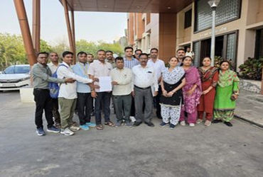 પેટલી શાળામાં આચાર્ય અને શિક્ષકો આમને-સામને, આચાર્ય દ્વારા નાણાંકીય ભ્રષ્ટાચાર કરાયાનો આરોપ | Princi…