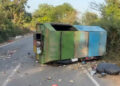 ચાપડ ગામે કચરાની ગાડી પલટી, શ્રમિક ઘવાયો | Garbage truck overturns in Chapad village worker injured