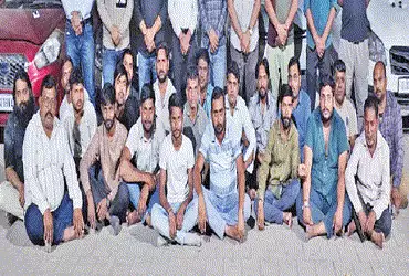 જુગારધામ ઉપરથી ૨૧ લાખના મુદ્દામાલ સાથે ૨૧ જુગારી પકડાયા | 21 gamblers arrested with Rs 21 lakh worth…