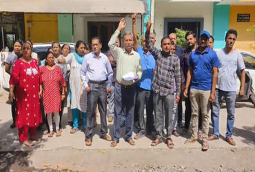 આજવા રોડની ગીત બંગ્લોઝ સોસાયટીમાં દબાણ મુદ્દે રહીશોનો વિરોધ | Residents protest over pressure in Gee…