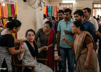 અમદાવાદ: વેજલપુરના ગાંધી હોલ નજીક મહિલા પર જીવલેણ હુમલો, ખરીદી કરવા આવેલી મહિલા ઈજાગ્રસ્ત | Ahmedaba…