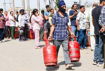 ગુજરાતમાં પણ ઈરાન યુદ્ધની અસર દેખાઈ, ગેસ ખતમ થતાં હોટલ-કેટરિંગ ઉદ્યોગ દાઝ્યો | gujarat hotel industr…