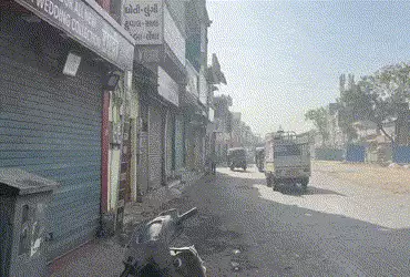 અમદાવાદ: હાટકેશ્વર બ્રિજ ભ્રષ્ટાચારનું જીવતું પ્રતીક બન્યો, કામમાં વિલંબ મુદ્દે વેપારીઓનો દેખાવો | A…