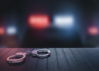 જામનગરમાં દારૂનો નશો કરીને બફાટ કરી રહેલા પતિને તેની પત્નીએ જ પોલીસને બોલાવીને પકડાવી દીધો | a drunk…