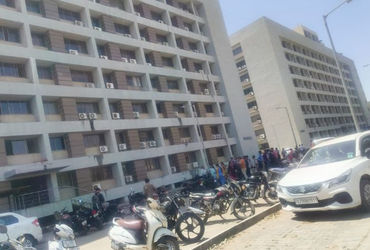 ગાંધીનગર: કર્મયોગી ભવનને બોમ્બથી ઉડાવી દેવાની ધમકીથી ફફડાટ, તોલ-માપ વિભાગને મળ્યો ધમકીભર્યો ઈમેલ | B…