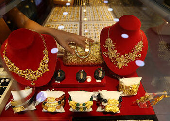 કિંમતી ધાતુમાં કડાકોઃ ચાંદીની કિંમતમાં એક ઝાટકે રૂ. 10 હજારથી વધુનો ઘટાડો, સોનું પણ સસ્તું | gold si…