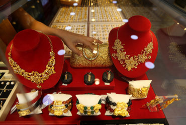 કિંમતી ધાતુમાં કડાકોઃ ચાંદીની કિંમતમાં એક ઝાટકે રૂ. 10 હજારથી વધુનો ઘટાડો, સોનું પણ સસ્તું | gold si…