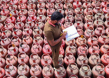 સિલિન્ડર સંકટ વચ્ચે કેન્દ્ર સરકારની ઓફર, LPGમાંથી PNGમાં શિફ્ટ થશો તો મળશે ફ્રી ગેસ | government png…